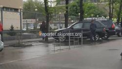 На Суюмбаева - Огонбаева убрали ограждения парковки, -мэрия