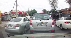 На ул.Асаналиева Toyota Camry выехала на встречную полосу движения с СГУ (видео)