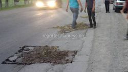 В Токмок водители такси самостоятельно засыпали дыры на дороге, оставленные в ходе проведения ямочных работ (фото)