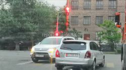 На Ахунбаева-Матросова водитель «Тойоты» выехал на встречку и проехал на красный свет (фото)