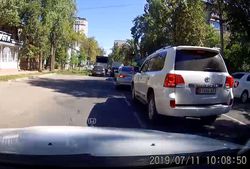 На Боконбаева–Панфилова водитель «Тойоты» проехал на большой скорости возле сотрудников УОБДД (видео)