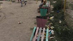 В Арча-Бешике на ул.Шералиева - 18-я на детской площадке разбросан мусор (видео)