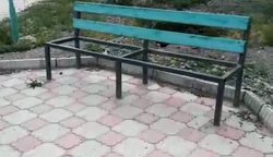 В городе Балыкчы в центральном парке разбросан мусор и сломаны скамейки (видео)
