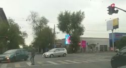 На Ахунбаева - Жукеева-Пудовкина пешеходы подвергаются опасности из-за светофора (видео)