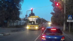 На ул.Сухэ-Батора общественный автобус №42 проехал на красный свет светофора (видео)