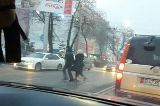 В центре Бишкека пешеходы перебегают дорогу в неположенном месте (фото)