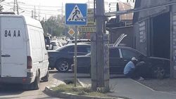 На улице Садыгалиева тротуар заставлен автомобилями, пешеходы ходят по дороге (видео)