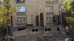 Бишкекчанин интересуется, законно ли возводится пристройка к торцу дома номер №15 в 6 микрорайоне?