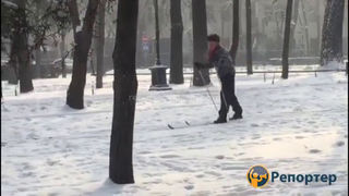 Мужчина катается на лыжах по бульвару Эркиндик <i>(видео)</i>
