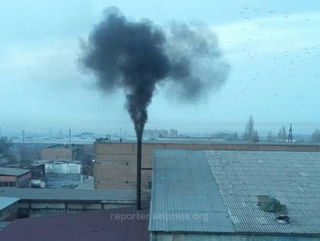 Из дымоходной трубы предприятия на ул.Валиханова шел черный дым (фото, видео)