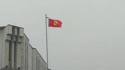 Возле филармонии флаг Кыргызстана висит перевернутым, - горожанин <i>(фото)</i>