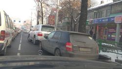 В центре Бишкека водители припарковались на проезжей части дороги. За одной из машин числятся штрафы на 49. тыс сомов