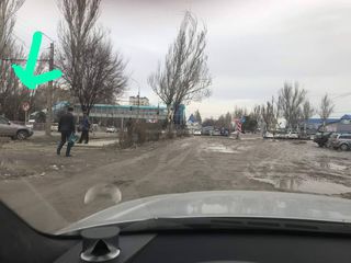 Читательница жалуется на плохое состояние дороги, расположенной в районе рынка «Мадина» (фото, видео)