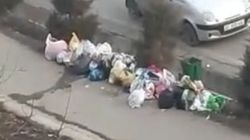 На ул.Монуева в Оше жители бросают мусор на улицу. Видео