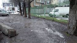 Жительница Бишкека жалуется на отсутствие тротуаров на улице Кулиева. Видео