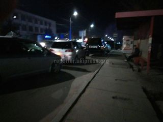 Остановка на Ахунбаева-Юнусалиева в Бишкеке превратилась в парковку (фото)