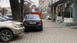 На ул.Гоголя водитель «Мерседеса» постоянно паркуется на тротуаре, - бишкекчанин