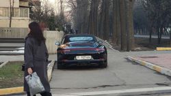 На Фрунзе—Логвиненко Porsche припарковали на тротуаре
