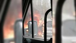 Вдоль трассы в Жалал-Абаде сгорел автомобиль. Видео