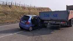 На трассе Ош – Узген легковушка столкнулась с грузовиком. Фото