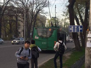 В Бишкеке задымился троллейбус с пассажирами