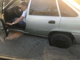 На участке ул.Абдрахманова машина колесом провалилась в люк (фото)