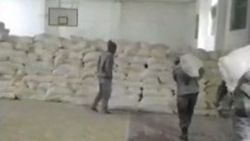 Сотрудники МЧС грузят муку, переданную Узбекистаном. Видео