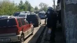 В Узгене на улицах много людей и машин. Карантин отменили? - спрашивает местный житель. Видео