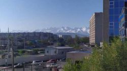 Красивый вид на горы с улицы Осмонкула в Бишкеке. Фото