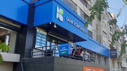 Возле банков «Оптима» и «Компаньон» на Ошском рынке очереди. Фото очевидца