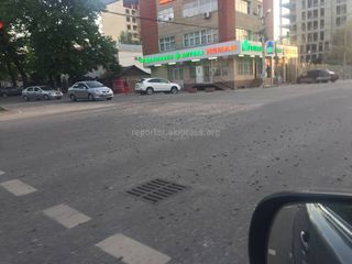 Разбросанные мелкие камни — последствия после ремонта труб на улице Токтогула (фото)
