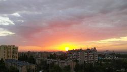 «Как сладкая вата». Невероятно красивый закат в Бишкеке 2 июня. Видео
