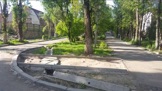 Возле школы №1 в Бишкеке недоделали тротуар (фото)