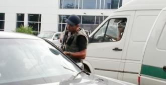В Бишкеке инкассатор угрожал автоматом водителю, с которым не поделил дорогу <b>(фото)</b>