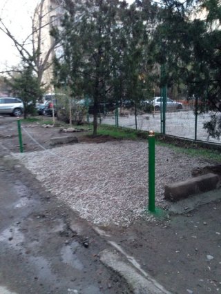 Читатель интересуется, законна ли установка ограды во дворе по ул. Токтогула <b>(фото)</b>