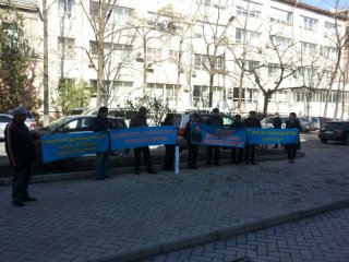 У здания Верховного суда проходит пикет в поддержку политического заключенного А.Мырзаева <b>(фото)</b>
