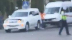 На ул.Байтик Баатыра бус врезался в Lexus LX 470. Видео с места аварии