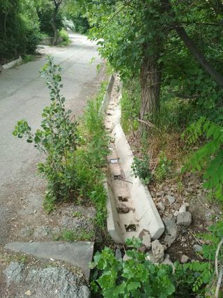 «Тазалык» очистил ирригационную сеть на ул.Каралаева в Бишкеке (фото)