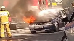 В центре Оша загорелся автомобиль. Видео