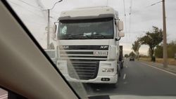 На ул. Анкара грузовик объезжал пробку по встречной полосе <i>(фото)</i>