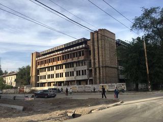 Фото — Когда достроят здание на пересечении улиц Киевской и Акиева?