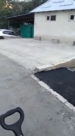 На ул.Серпуховской в Кызыл-Аскере сделали тротуар, который ведет к парковке (видео)