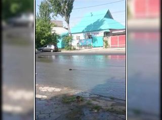 Арычная вода затопила улицу Юнусалиева <i>(видео)</i>