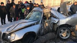 Авария в Пишпеке: Мерседес сложился после наезда на дерево
