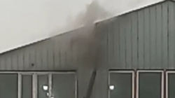 Из трубы предприятия на Чуй-Ауэзова идет черный дым. Видео