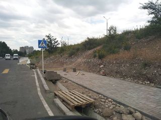 Мэрия Бишкека о строительстве тротуара на ул.Малдыбаева, которого прервали на полпути: Проект был изменен
