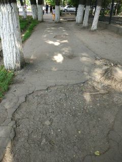 Бишкекчанин: Тротуар на ул.Московской между бульваром Эркиндик и ул.Раззакова в ужасном состоянии