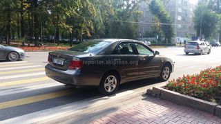 По улице Токтогула водитель припарковал машину на «зебре»