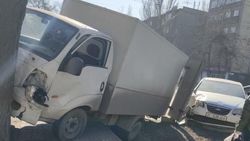 На Московской грузовик врезался в дерево. Фото очевидца