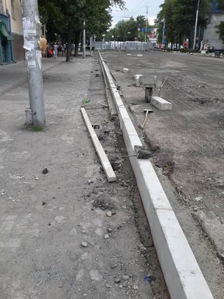 Мэрия Бишкека: На пр.Манаса предусматривается благоустройство тротуаров и поэтому устанавливаются бордюры